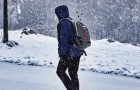 Han går flera kilometer i snön för att ta sig till en anställningsintervju: en man ser honom och erbjuder honom jobb