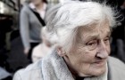 Bezorger ziet een oude vrouw met Alzheimer op straat: hij stopt het busje en brengt haar veilig en wel naar huis