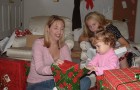 Une mère n'achète pas de cadeaux de Noël pour ses enfants mais emballe de vieux jouets : la controverse éclate