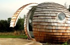 Questa mini-casa a forma di cupola è moderna, confortevole e costa come una macchina