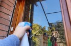 Niente più segni delle gocce d'acqua sulle finestre: tienile pulite con questi semplici metodi fai-da-te