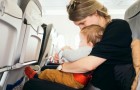 Hij geeft niet toe aan de grillen van het kind dat naast hem in het vliegtuig zit: het ongenoegen van de moeder