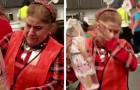 Scoppia in lacrime quando i suoi colleghi le regalano la bambola che aveva sempre desiderato da bimba