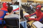 Han klär ut sig till Spider-Man för sin sista arbetsdag på banken: 