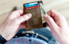 Er findet ein Portemonnaie, gibt es zurück und legt zusätzliches Geld für den rechtmäßigen Besitzer hinein