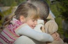 Le anuncia de sorpresa a la hijastra de 10 años que se convertirá finalmente en su padre adoptivo