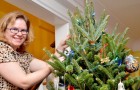 En mamma tar bort julgranen på kvällen den 25:e december - många tycker att det är för tidigt