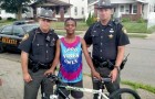 Policiais compram uma bicicleta nova para um garoto que tinha ficado a pé