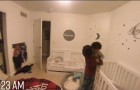 Een camera legt een 10-jarige jongen vast die om 3 uur 's nachts zijn broertje troost
