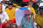 Questi bagnini accompagnano ogni giorno una donna di 95 anni nella sua spiaggia preferita