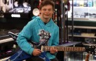 Hij gaat elke dag naar de winkel om een ​​bijzondere gitaar uit te proberen: een onbekende geeft hem cadeau (+ VIDEO)