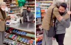 Une dame âgée gagne 300 dollars à la loterie et donne la moitié de l'argent au caissier du magasin où elle a acheté le billet
