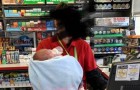 En webbanvändare publicerar ett foto på en kassörska med sitt nyfödda barn i famnen för att motivera andra mammor, men det väcker en debatt