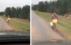 Dochter pest klasgenoot: hij straft haar door haar 8 km naar school te laten lopen (+ VIDEO)