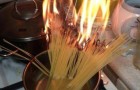 Amerikaanse schoolmeisjes koken spaghetti in een pan zonder water: de keuken staat in brand