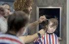Este barbero encontró la manera de cortarle el cabello a un niño autista sin que se inquiete