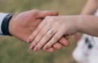 Juwelier vindt verlovingsring uit met ingebouwde GPS: “het is de trouwheidsring