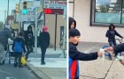 Trois garçons aident un homme âgé à descendre du bus : un homme est témoin de la scène et leur donne une récompense