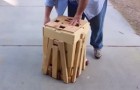 Hij trekt aan een vreemde houten kist. Tien seconden later? Wow !!!
