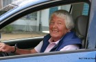 À 73 ans, elle travaille 8 heures par jour comme chauffeur privé : 
