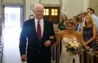 Die Braut wird emotional, als der Mann, der das Herz ihres verstorbenen Vaters erhalten hat, sie zum Altar führt