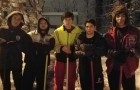 5 tieners staan ​​om 04.30 uur op om de sneeuw van de oprit van de in huis geblokkeerde buurvrouw te scheppen