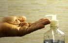 Un gel igienizzante per le mani fai-da-te e 100% naturale? Ti servono aloe vera e olio di tea tree!