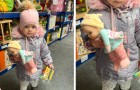 Niña ucraniana está muy feliz de haber encontrado una muñeca igual a la que había dejado en su casa antes de escapar