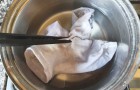 Fai bollire i calzini per sbiancarli: scopri questo e altri metodi per averli bianchi come nuovi!