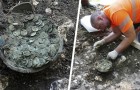 Il sort avec le détecteur de métaux et découvre un vase antique contenant près de 1 300 pièces romaines