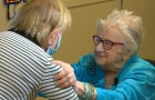 Sie wird 98 Jahre alt und schließt ihre Tochter in die Arme, die sie vor 80 Jahren zur Adoption gegeben hatte: das schönste Geschenk