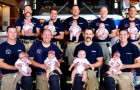 Neun Feuerwehrmänner arbeiten in derselben Kaserne und werden gleichzeitig Väter