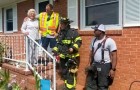 Bomberos le cantan el feliz cumpleaños a una mujer de 93 años: estaban en su casa por una olla que se había incendiado