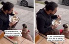 Ragazzo mangia per strada per non lasciare solo il suo cane: il ristorante gli aveva vietato di entrare