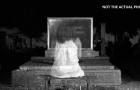 Une mystérieuse silhouette féminine apparaît pour la deuxième fois dans un cliché amateur alors qu'elle se penche sur une pierre tombale
