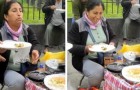 Elle recouvre les assiettes avec du film alimentaire pour ne pas les laver : l'astuce d'une vendeuse de rue