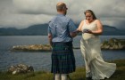 Några människor från Skottland räddar ett amerikanskt pars bröllop efter det att deras bagage tappas bort