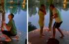 Il fait sa proposition de mariage romantique sur la jetée d'un lac, mais la bague finit dans l'eau