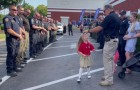 Kleines Mädchen erhält eine Überraschung von den Kollegen ihres verstorbenen Vaters: Sie eskortieren sie zu ihrem ersten Tag im Kindergarten (+ VIDEO)