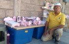 Mit 70 Jahren baut er Miniaturmöbel, um zu überleben, aber niemand kauft sie: Eine junge Frau sieht ihn weinen und hilft ihm