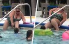 Donna si rade le gambe nella piscina dell'hotel: le immagini fanno il giro del web