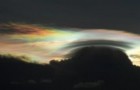 Magnifica e rara nuvola appare nel cielo della Cina circondata dai colori dell'arcobaleno (+VIDEO)