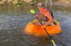 Cet homme a parcouru plus de 70 km le long d'une rivière dans une citrouille géante : il a établi un nouveau record du monde