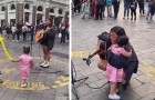 Une petite fille est captivée par la musique d'une artiste de rue et ne veut pas rentrer chez elle : elle court pour la serrer dans ses bras