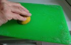 La nuova vita del limone spremuto: prima di buttarlo nell'organico usalo in questo modo