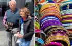 Coppia di anziani fotografata mentre vende braccialetti fatti a mano in strada: 