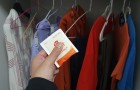 Verwijder de vochtige geur uit de kledingkast met enkele eenvoudige DIY trucs