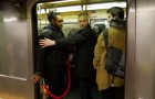 Apenas suben en la metro, entienden que sera un viaje DIFERENTE de todos los otros!