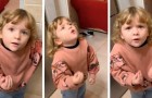 En 3-årig flicka roar människor på nätet med sitt sätt att gestikulera på: 