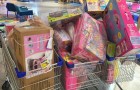 Mamma criticata per aver acquistato 3 carrelli pieni di giocattoli: sono tutti per la figlia di 4 anni